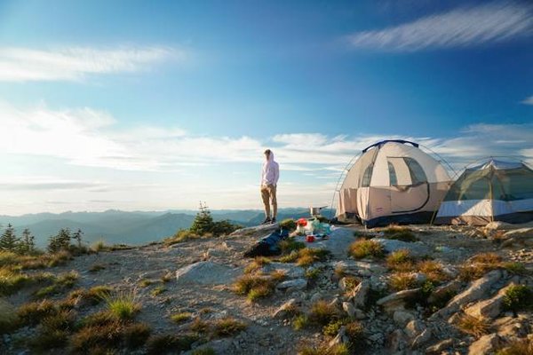 Quels sont les avantages des emplacements de camping pour les familles à l'île de Ré ?