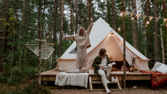 Profitez du confort ultime avec un camping offrant des sanitaires privés sur chaque emplacement