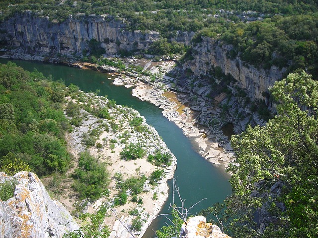 Quels sont les meilleurs emplacements de camping 4 étoiles pour les familles en Ardèche Sud ?