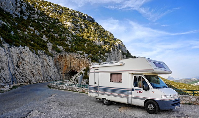 Comment choisir un emplacement adapté aux camping cars dans un camping naturiste ?