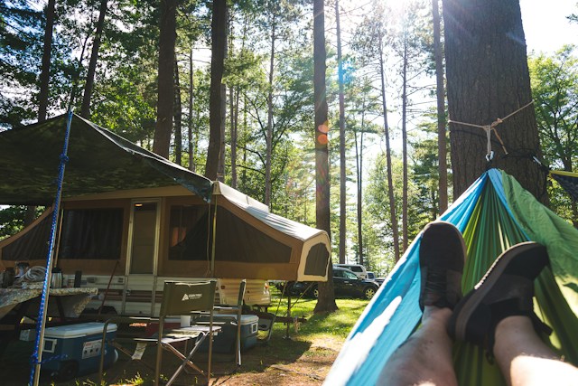 Découvrez les Meilleurs Emplacements pour Planter votre Tente dans l’Aude : Un Guide pour Campeurs Aventureux